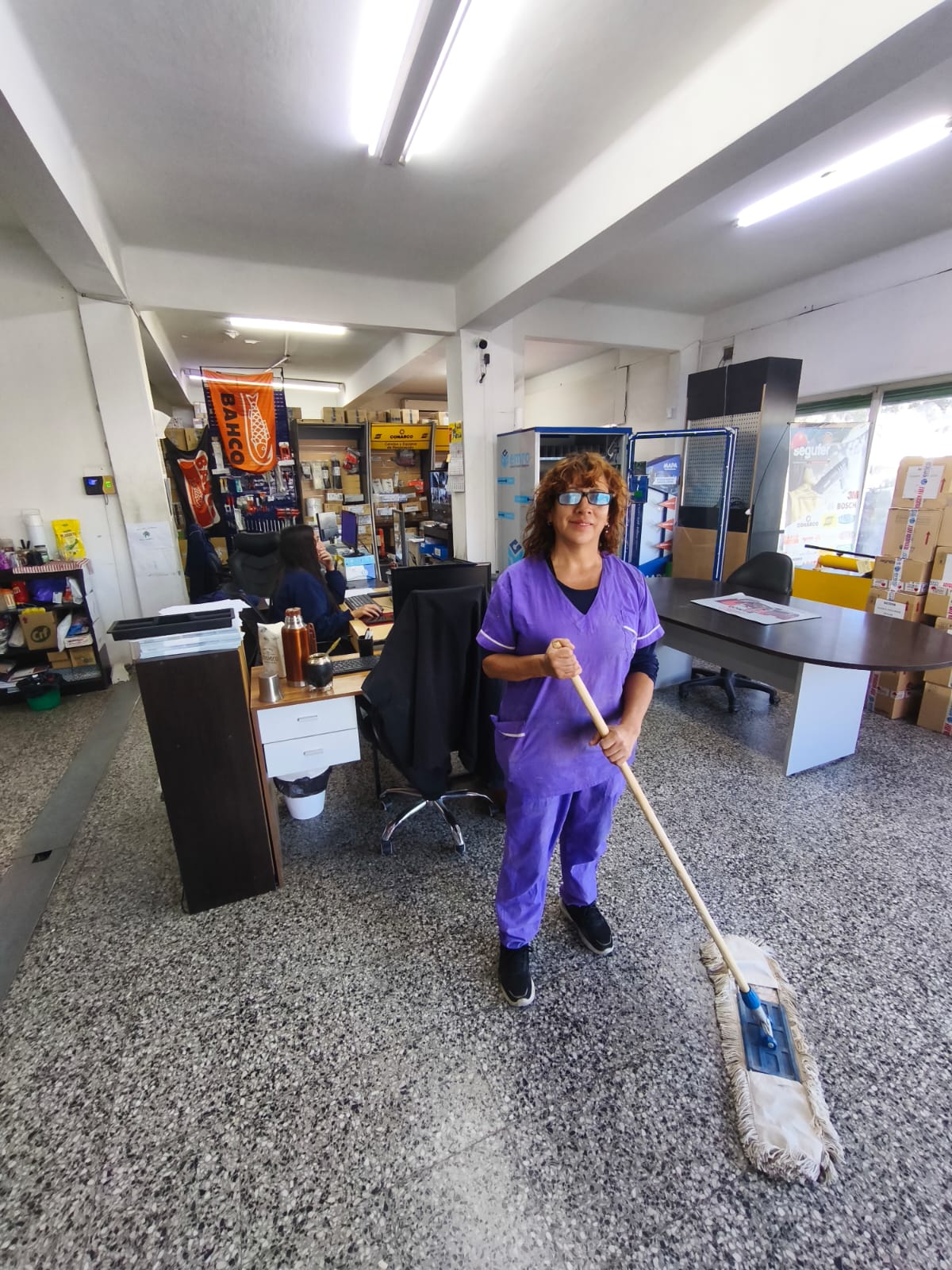 Servicio de limpieza de oficinas y maestranza en empresa de Neuquén por Dextra Servicios