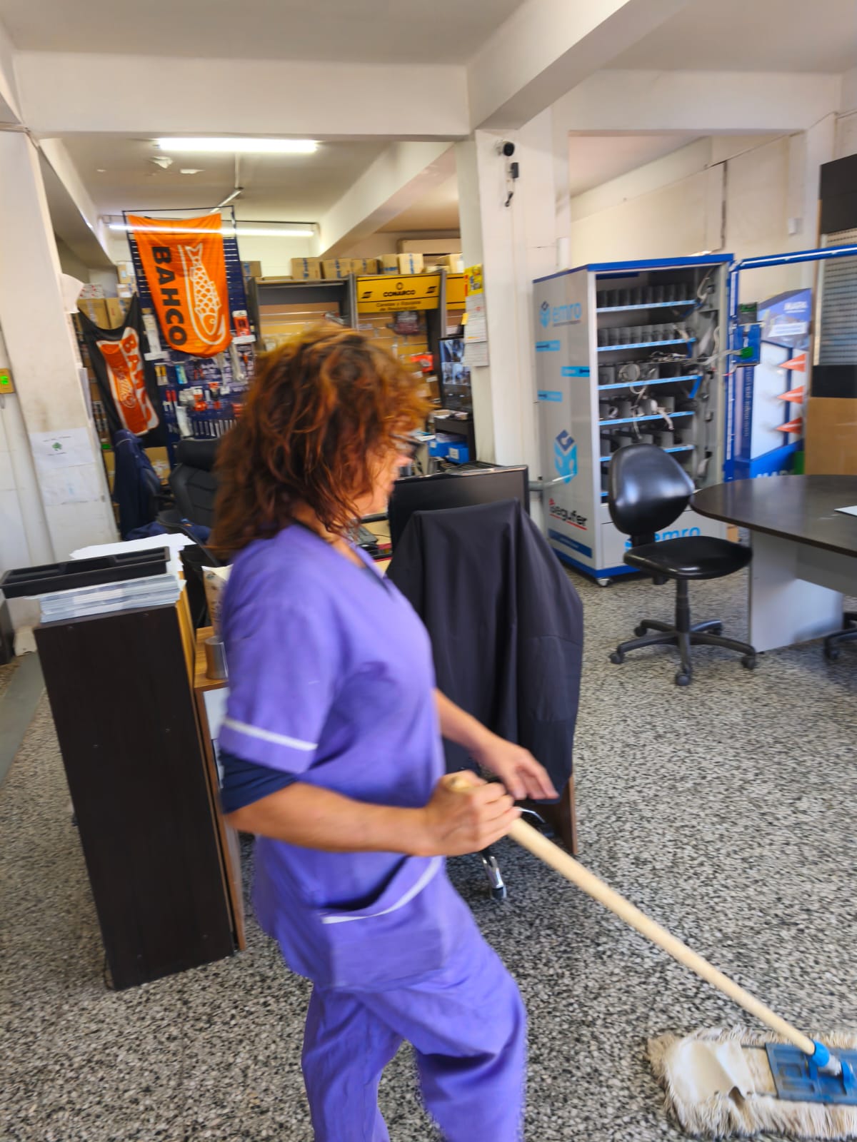 Personal de maestranza capacitado de Dextra Servicios trabajando en empresa de Neuquén